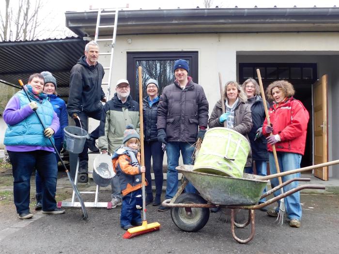 Die "Putzkolonne" gut gelaunt vor dem Waldlabor